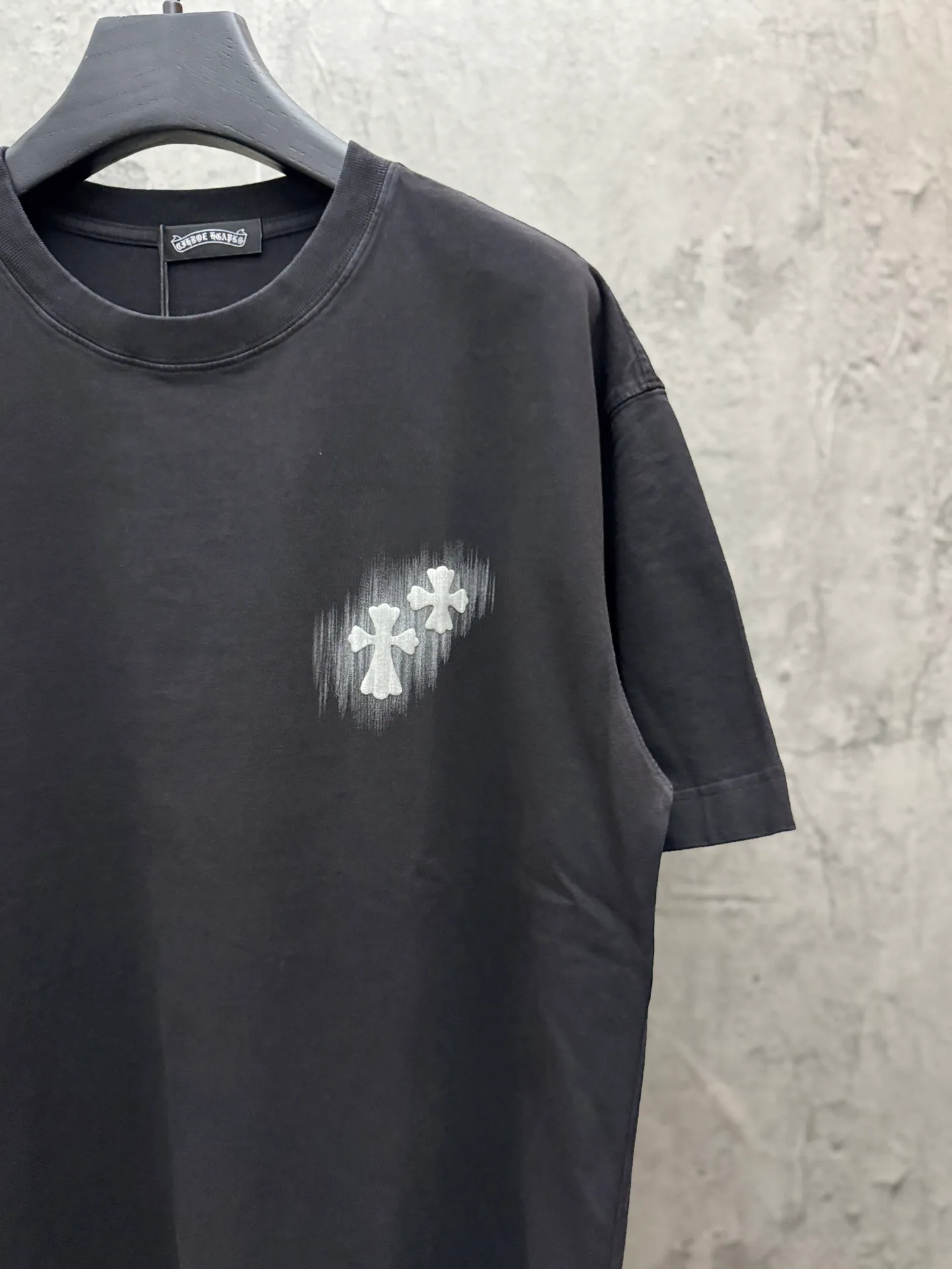 P190 top version, real shot without P, ​​different from market currency) 𝗖𝗵𝗿𝗼𝗺𝗲 𝗛𝗲𝗮𝗿𝘁𝘀/Croxin 2026 Spring New Original Single Counter American Laser Direct Injection Couple Short Sleeves 👑The highest version! Customized fabric 300g washed, best-selling model at the counter, very comfortable to wear. Accessories: original molded and authenticated collar label ➕ 100% silk wash label. Genuine purchase-grade original hangtag➕matching hanging rope➕3D hanging beads➕original packaging bag. Craftsmanship: The original version has consistent wiring! The highest version of the armhole matching technique! Color: White Black Gray Size: S M L XL Style Number: 26-2057
